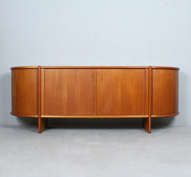 POUL HUNDEVAD. Sideboard mit Schiebetüren, Teak, Dänemark, 1960er Jahre.