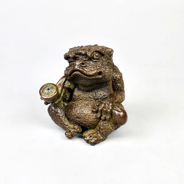 HEAVY BRONZE FIGURE OF A TOAD.