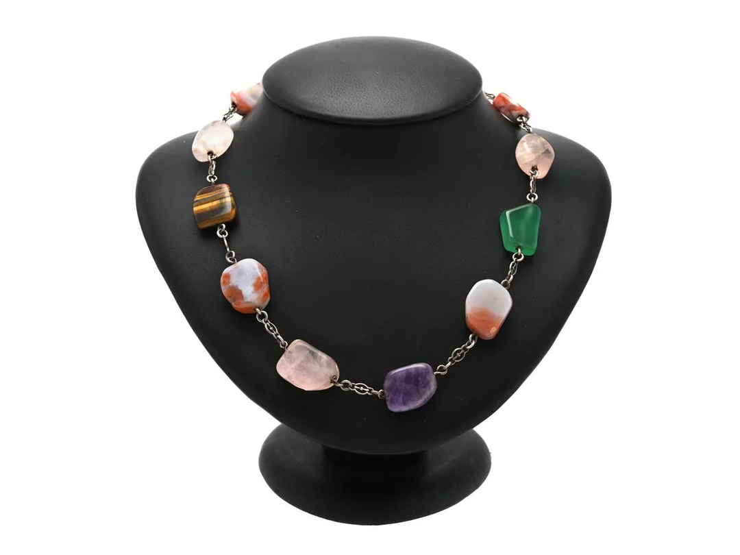 COLLIER, silver, rosenkvarts, ametist, tigeröga, agat, m.fl. längd 42 cm, vikt 48,1 g. — Smycken/Collier — Kaplans
