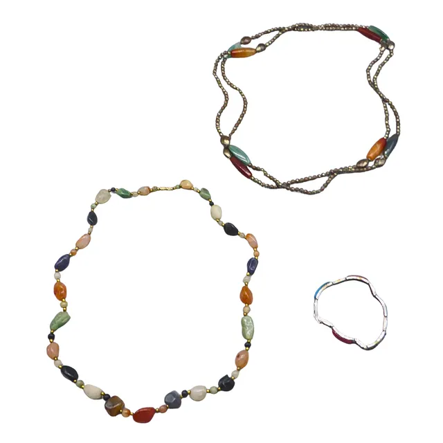 SET AUS ZWEI HALSKETTEN UND EINEM ARMBAND MIT BUNTEN SCHMUCKSTEINEN.