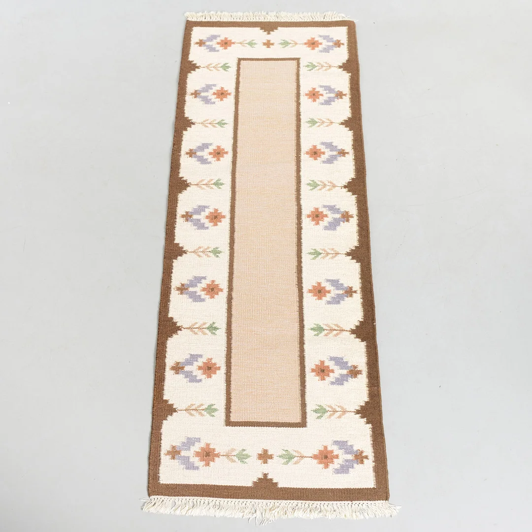 GALLERIMATTA, röllakan, 233 x 81 cm. — European Carpets & Textiles — Formstad Auktioner