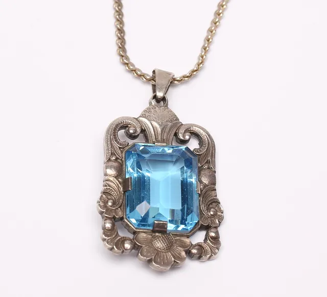 EMILSON PER. hänge med kedja, silver med blå sten, 1948, Laholm.