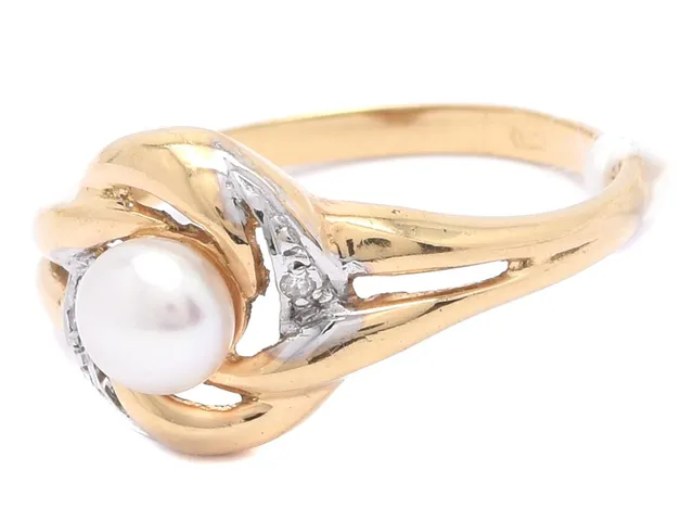 Ring 18K 2,1g Ø17, med pärla och diamanter 2xca0,005ct