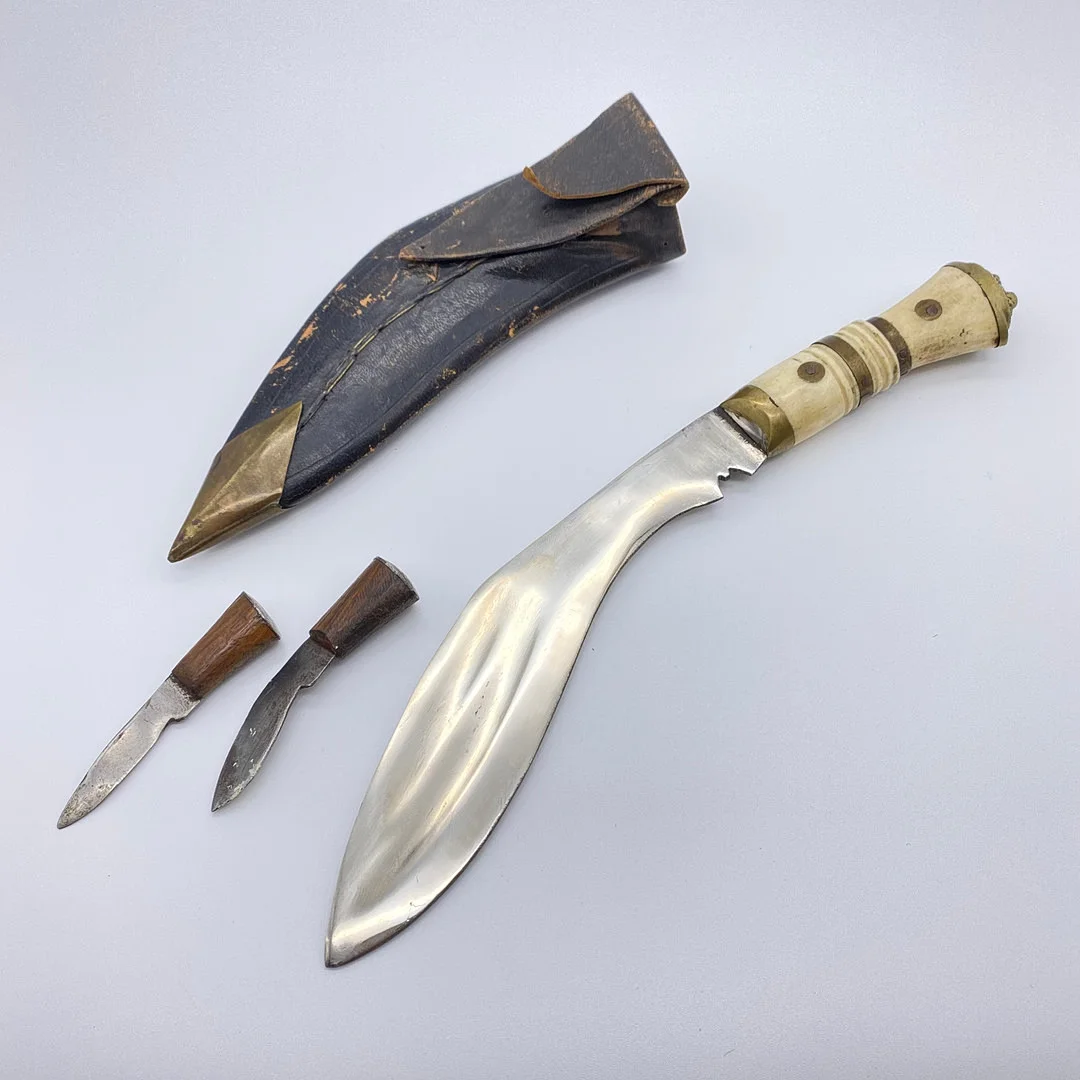 KHUKURI DOLCH MIT ZWEI KLEINEN MESSERN. — Other — Kunst- und Auktionshaus Kleinhenz