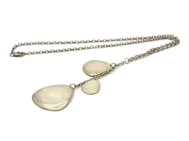 EFVA ATTLING, collier, Rose Petal Fall, silver, längd 42 cm, vikt 20,9 g.