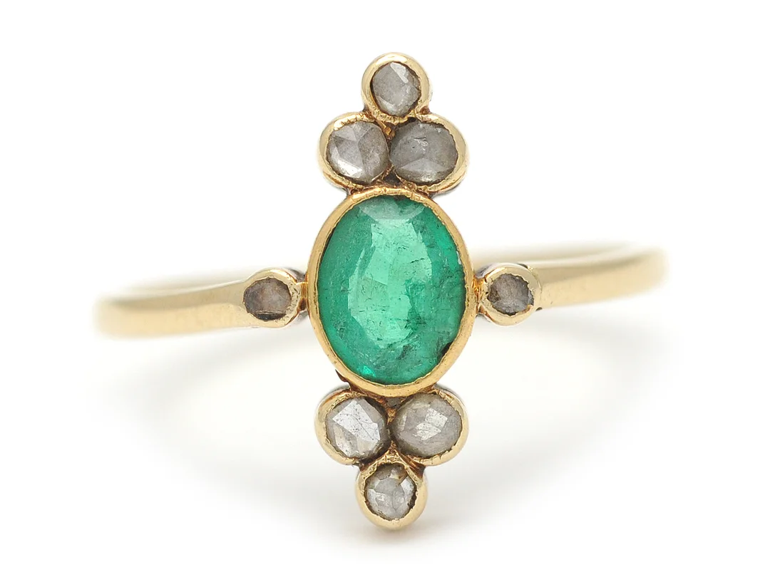 RING, 14K guld, ovalt fasetterad smaragd, 8 åttkantslipade diamanter, stl 16,25 mm, vikt 2,1 g. — Smycken/Ring — Kaplans