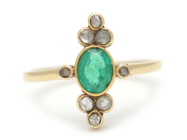 RING, 14K guld, ovalt fasetterad smaragd, 8 åttkantslipade diamanter, stl 16,25 mm, vikt 2,1 g.