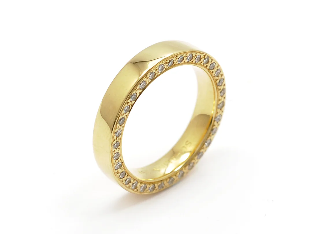 ALLIANSRING, 18K guld, 33 briljanter ca 0,33 ctv, ca W/VS, stl 16 mm, vikt 7,5 g, Schalins. — Smycken/Alliansring — Kaplans