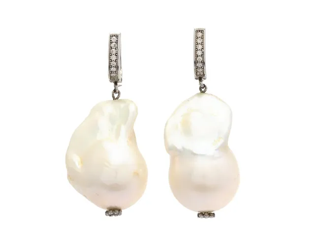 PÄRLÖRHÄNGEN, sterling silver, barocka odlade pärlor, cubic zirkoner, höjd ca 44 mm, vikt 18,6 g.