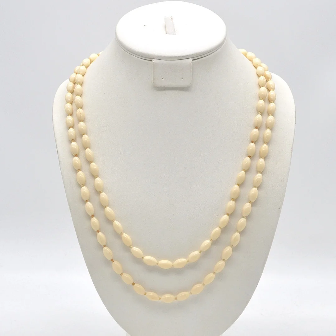PERLENCOLLIER AUS BEIN, OVALE PERLEN, EINZELN GEKNÜPFT, MIT VERSCHLUSS, UM 1950. — Necklace — Kunst- und Auktionshaus Kleinhenz