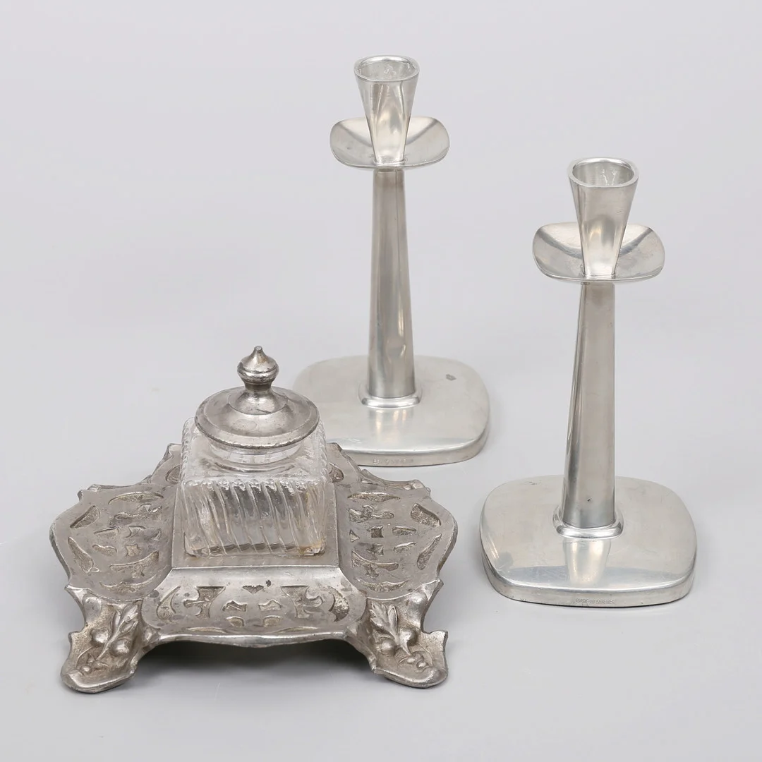 LJUSSTAKAR, ett par, samt BLÄCKHORN, tenn. — Candlesticks — Auktionshuset Thelin & Johansson