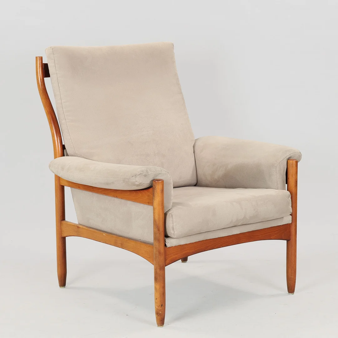 Lænestol med stel af bejdset bøg, hynder betrukket med alcantara, antagelig dansk møbelproducent, ca. 1970'erne. — Armchairs & Chairs — Palsgaard Kunstauktioner