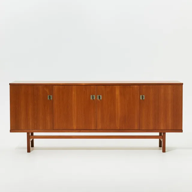 NILS JONSSON. "Cannes", sideboard, Hugo Troeds Industrier, Bjärnum, 1960-tal, teak och vitmetall.