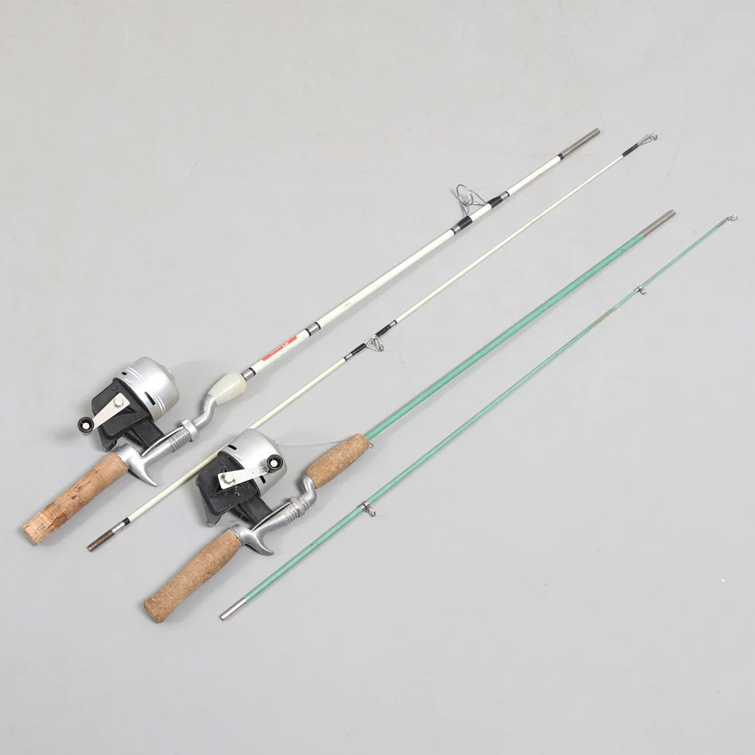 FISKESPÖN, 2st med FISKERULLAR, Abumatic 220 & 320, 1900-talets mitt. — Fishing equipment — Stadsauktion Sundsvall