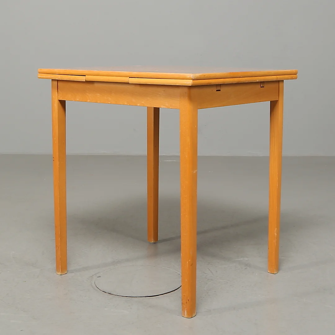 MATBORD med iläggsskivor, bokträ, Perstorp, 1950/60-tal. — Tables — Garpenhus Auktioner