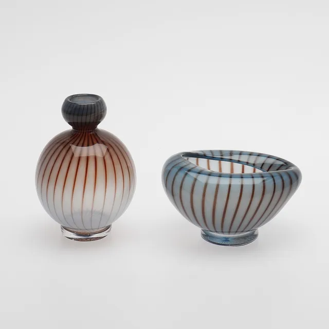 VICKE LINDSTRAND. "COLORA", VAS SAMT SKÅL, GLAS, UNIK, KOSTA.