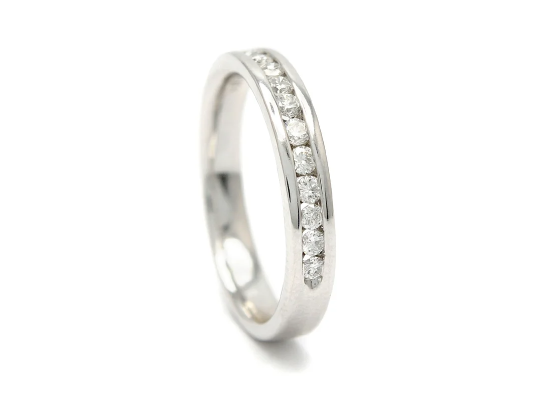 ALLIANSRING, 18K vitguld, 11 briljantslipade diamanter ca 0,22 ctv, ca W/P, stl 16,5 mm, vikt 3,6 g. — Smycken/Alliansring — Kaplans