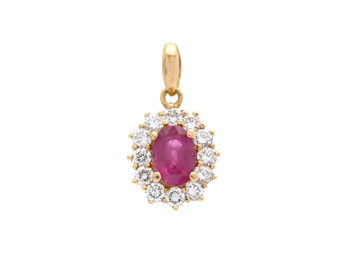 CARMOSÉHÄNGE, 18K guld, ovalslipad rubin, 12 briljantslipade diamanter ca 0,60 ctv, ca W/SI, höjd 19 mm, vikt 2,4 g. — Smycken/Hänge — Kaplans