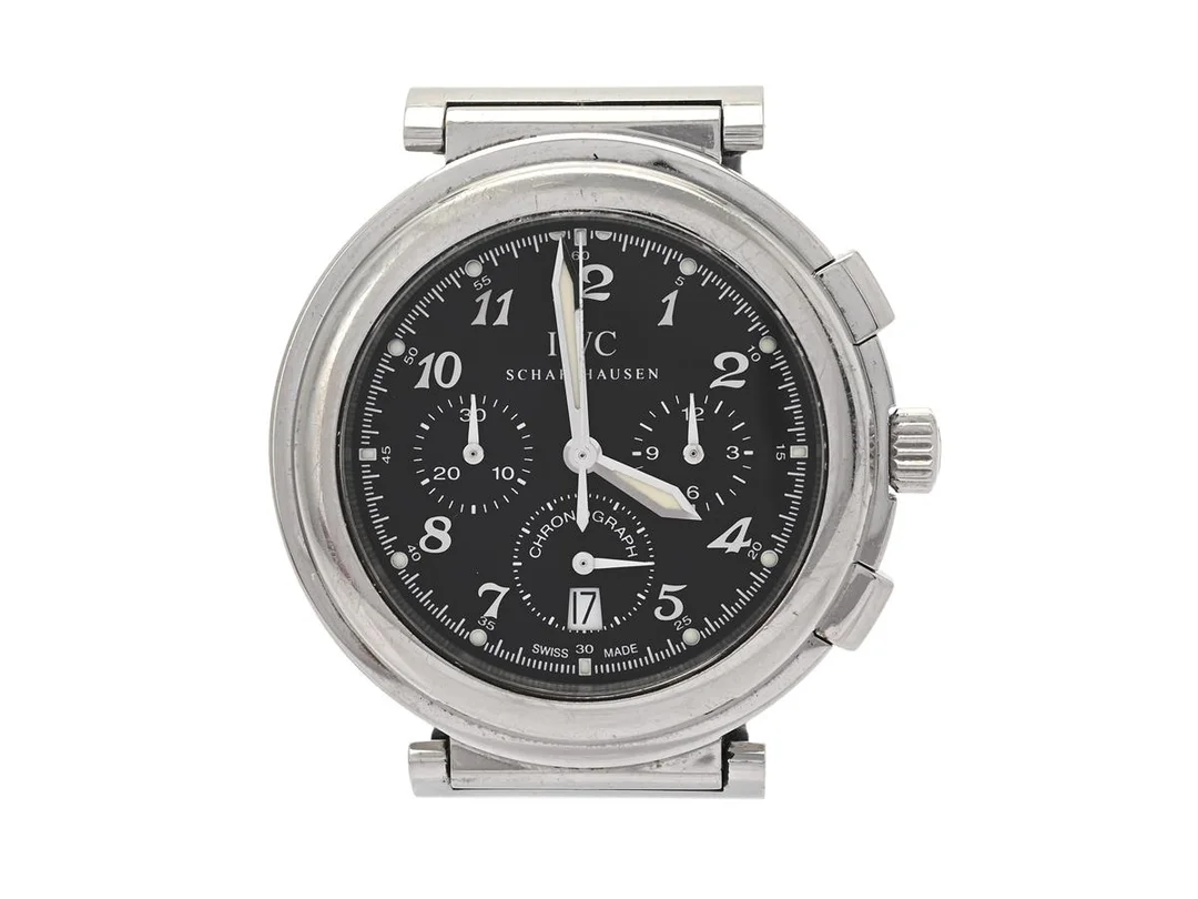 IWC, Schaffhausen, "Da Vinci SL Chrono MecaQuartz", Cal 630/1, Serie nr. 2935072, Ref nr. 3728, Boett nr. 2708759, kronograf (defekt), herrur, 37 mm, stål, Meca-Quartz, safirglas, datum, servicebehov (1 st. boettskruv saknas), läderband, originalspänne, ca 2001, box (skadad). — Klockor/IWC — Kaplans