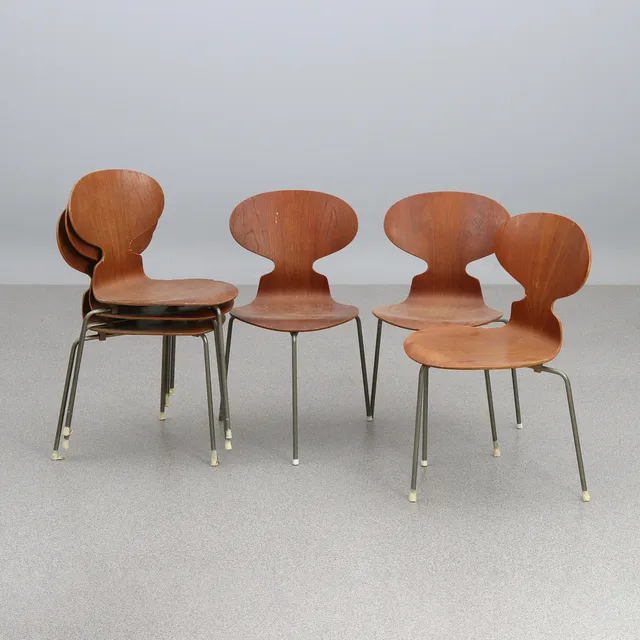 ARNE JACOBSEN. STOLAR, SEX ST. Teak och förkromad metall. "Myran". Fritz Hansen, tidigt tillverkning med tre ben och märktning FH i cirkel undertill.