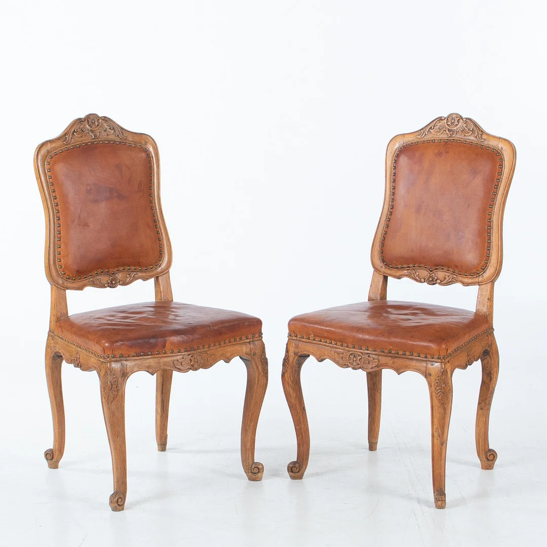 STOLAR, ett par, skinnklädsel, omkring sekelskiftet 1900. — Armchairs & Chairs — Laholms Auktionskammare