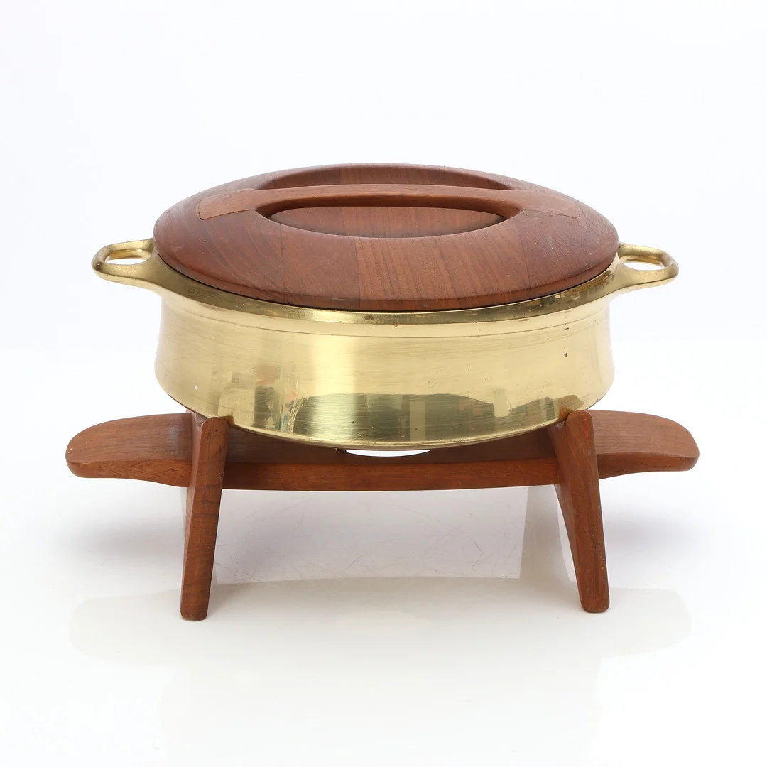 JENS HARALD QUISTGAARD. Fonduegryta. Mässing och teak. Danmark, 1900-talets andra hälft. — Pewter, Brass & Copper — Skånes Auktionsverk