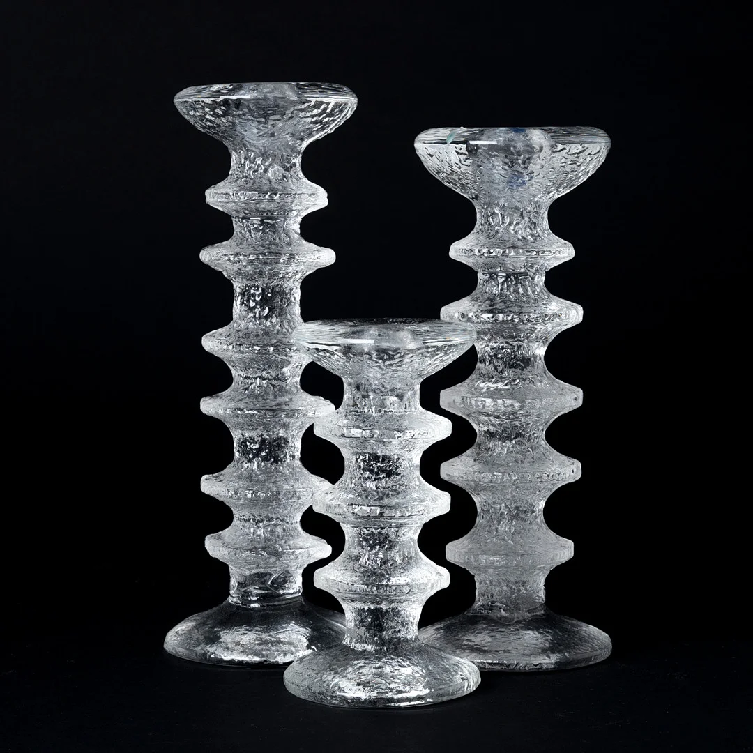 TIMO SARPANEVA. Ljusstakar, 3 st, glas, "Festivo", formgivna 1967, en etikettmärkt, Iittala, Finland. — Candlesticks — Auktionshuset Kolonn