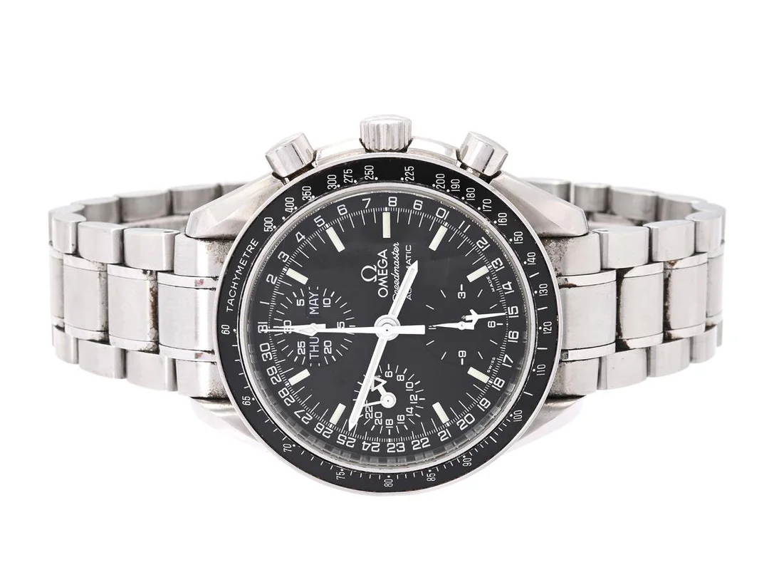 OMEGA, Speedmaster, Day-Date, "Tachymetre", Cal 1151, Serie nr. 58987506, PIC 3520.50.00, Ref nr. SU 375.0084, Boett nr. 175.0084 (LL), kronograf, herrur, 39 mm, stål, automatisk, safirglas (repor), dag, datum, månad, 24-timmarsvisning, originallänk (skadad / se bild), viklås, Ref nr. 1563/850, ca 2002. — Klockor/Omega — Kaplans