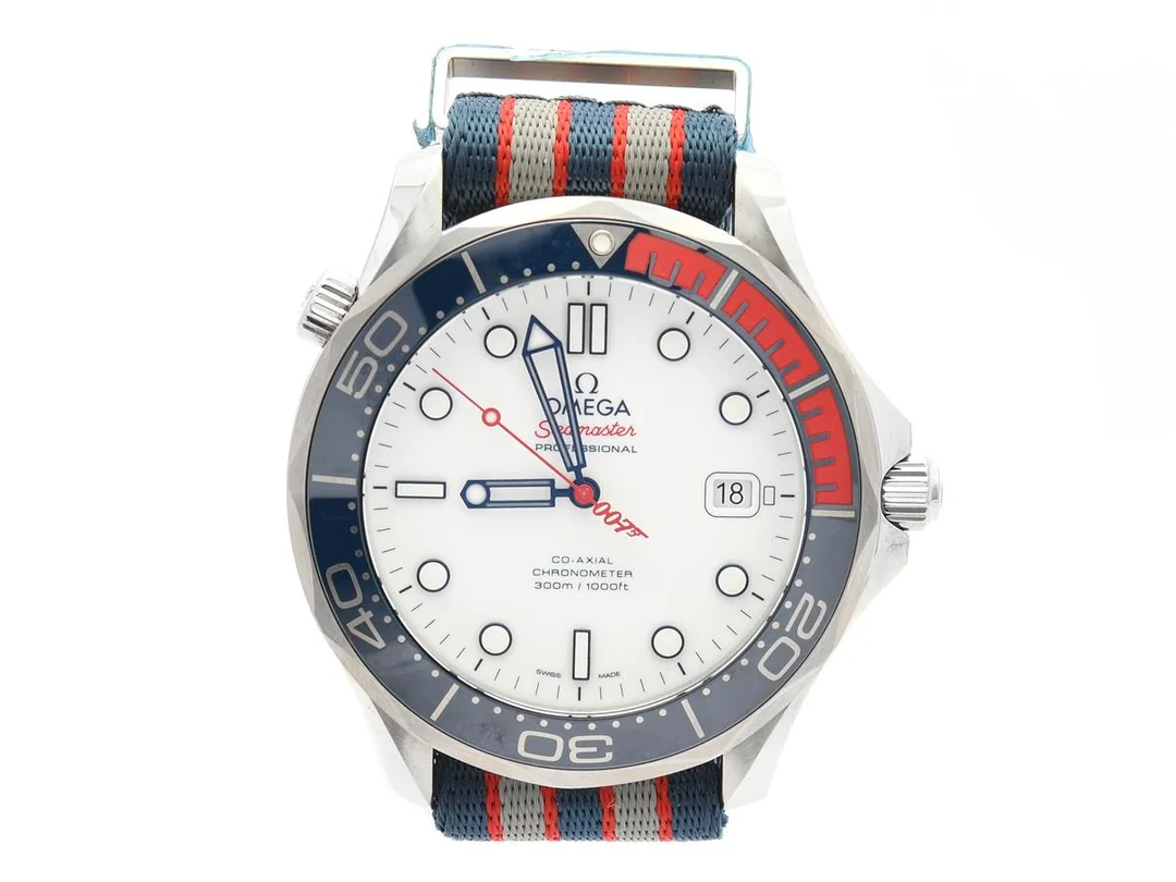 OMEGA, Seamaster Professional (300m/1000ft), Chronometer, Commander´s Watch, "James Bond", Cal 2507, Verk nr. 89414890, Serie nr. 89414890, PIC nr. 212.32.41.20.04.001, herrur, 41 mm, stål, automatisk (Co-Axial), safirglas, datum, heliumventil, glasbaksida, NATO-band, originalspänne, ca 2018, serviceetui. Limiterad och numrerad (Nr. 4488/7007). — Klockor/Omega — Kaplans