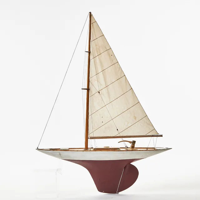 POND YACHT, seglande modell, furu, detaljer i mässing, bemålat köl med blytyngd, sydda segel, omkring 1900-talets första hälft.