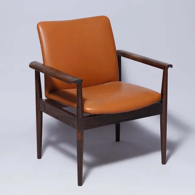 FINN JUHL. "Diplomat" armstol, stel af palisander, sæde og ryg betrukket med cognacfarvet skind, France & Søn, Model FD 209, Danmark, 1960 erne.