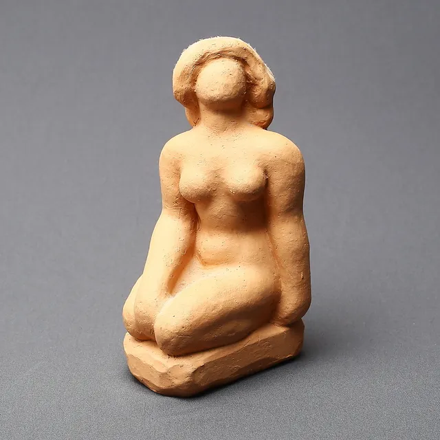 OIDENTIFIERAD KONSTNÄR. Sittande kvinna, skulptur av lergods, monogramsignerad CH samt daterad 1960.