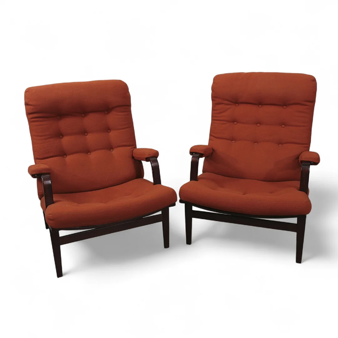BRUNO MATHSSON. Fåtöljer "Ingrid hög", Dux, trästomme med röd textilklädsel, ett par, 1900- talets andra hälft. — Armchairs & Chairs — Limhamns Auktionsbyrå