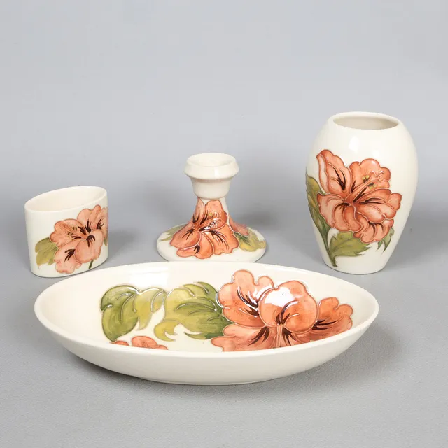 FOUR PIECES OF MOORCROFT HIBISCUS PATTERN POTTERY (4).