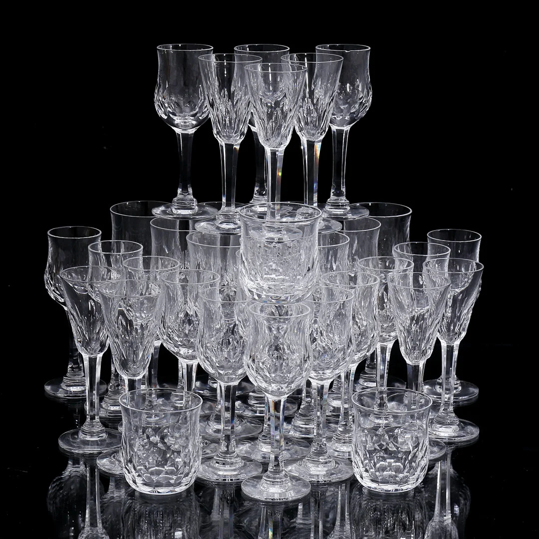 SIGURD PERSSON. Glasservis, 34 delar, "Carl Gustaf", Kosta, 1970/80-tal. — Tableware — Auktionshuset Thelin & Johansson