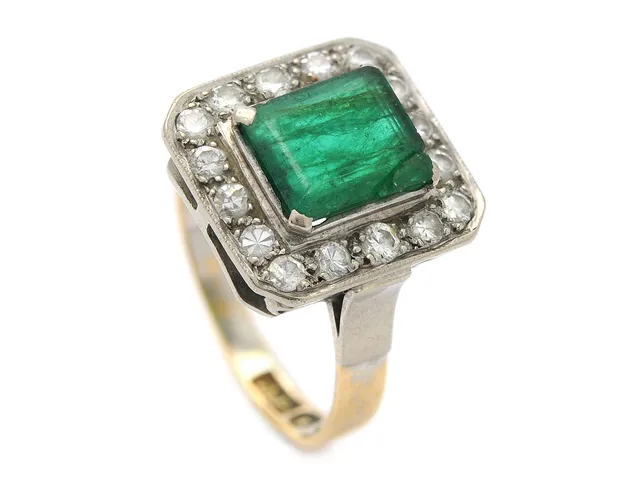 RING, 18K guld/vitguld, smaragd ca 1,15 ct, 16 brilant- och åttkantslipade diamanter ca 0,28 ctv, ca W/VS-SI, Stockholm 1967, mästarstämpel JP, stl 17,75+ mm, vikt 4,4 g, smaragd med nagg/spricka i hörnfasett.