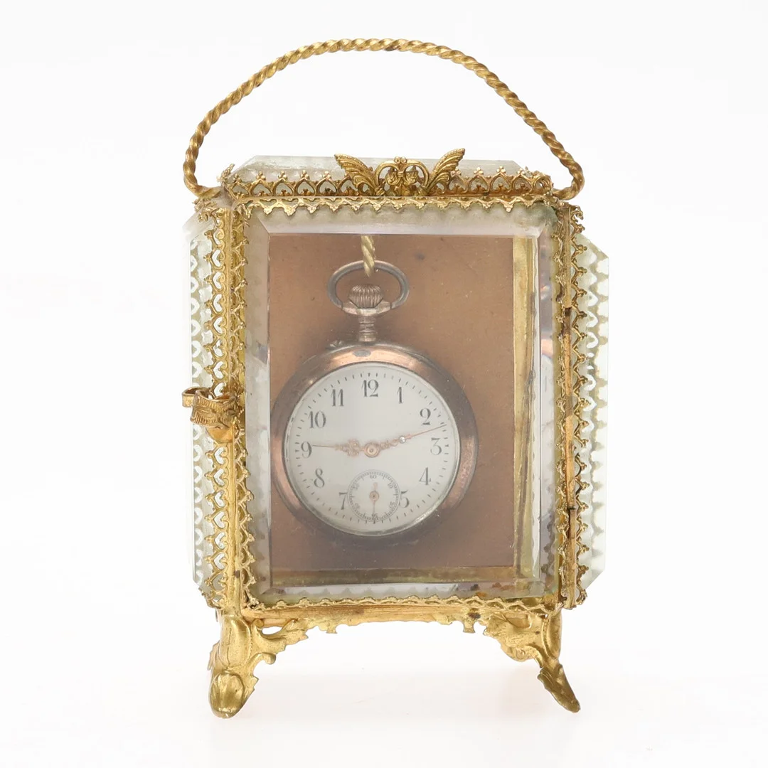 FICKUR med klockgömma. Galonne, silver, glas & mässing. — Pocket & Stop Watches — Örebro Stadsauktioner