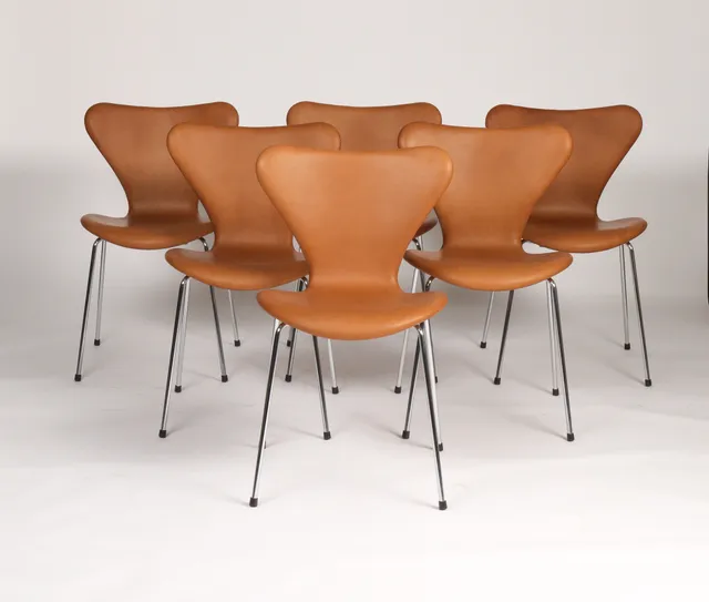 Arne Jacobsen. A set of six chairs 'Seven', model 3107, Vacona cognac aniline leather (6)