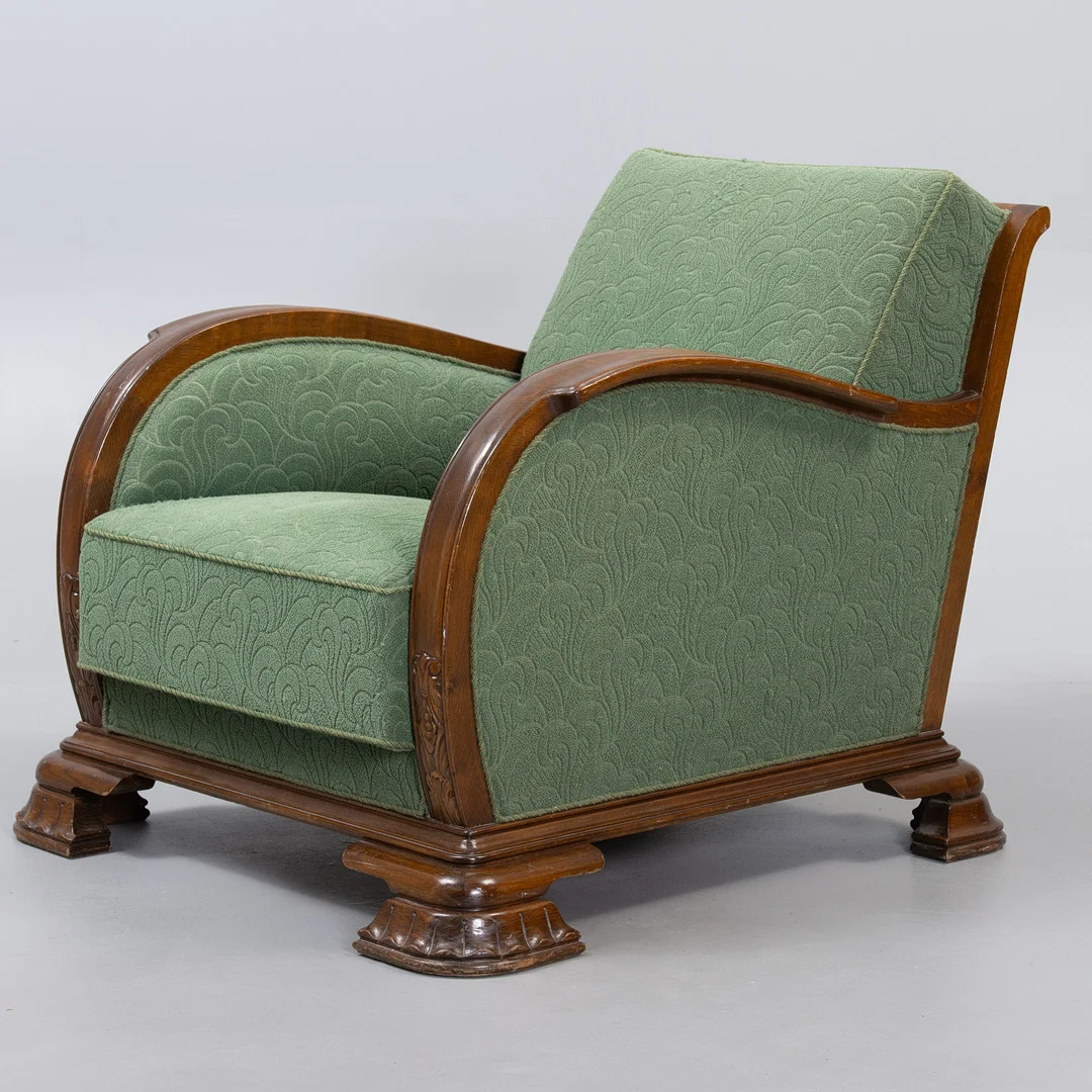 Dansk møbelsnedker, overpolsteret lænestol. Danmark, 1930'erne. — Armchairs & Chairs — Sørensen Auktioner