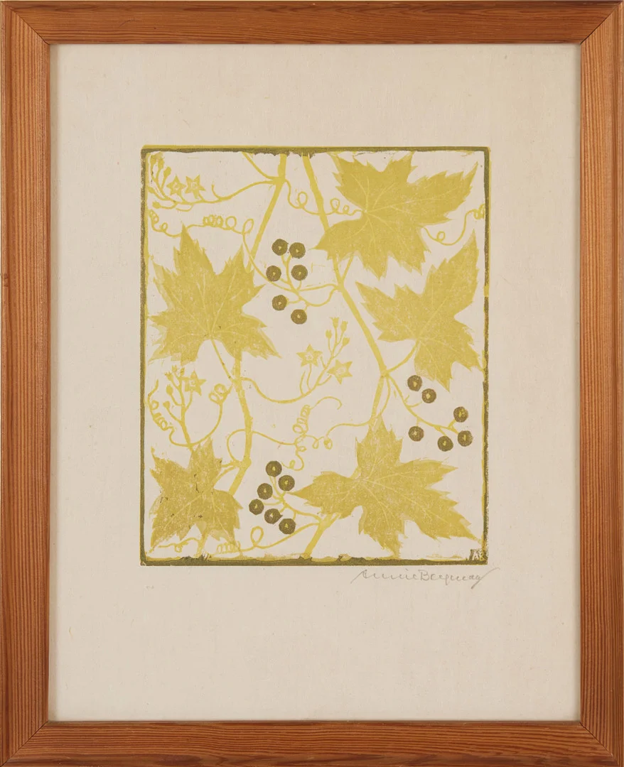 ANNIE BERGMAN. Vinrankor, färgträsnitt, monogramsignerad i trycket, signerad Annie Bergman med blyerts. — Engravings & Prints — Stockholms Auktionsverk Magasin 5