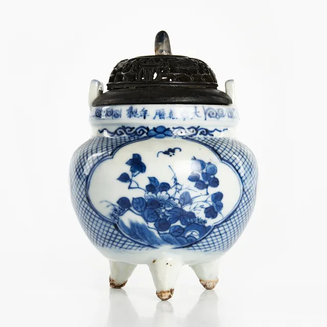 RÖKELSEKAR, porslin, Kina, sen Qing (1644–1912), dekor av blommor inom kartuscher mot nätmönstrad grund i blåvit underglasyr, märke av Wanli, senare lock i trä.