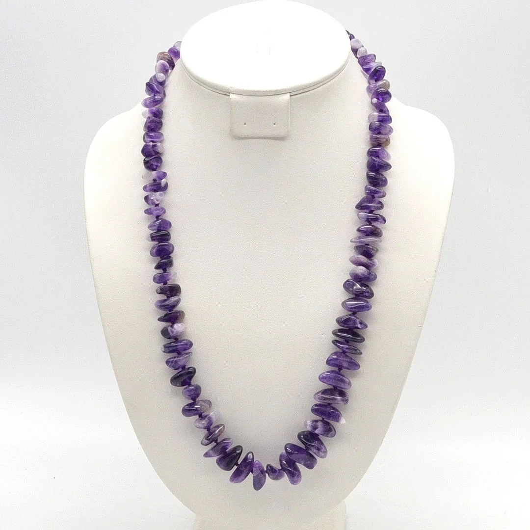 EDELSTEINCCOLLIER AUS AMETHYST, POLIERTE OBERFLÄCHE, EINZELN GEKNÜPFT, GRÖSSE NACH ANGEORDNET, VERGOLDETER VERSCHLUSS, VINTAGE, CA. 62 CM. — Necklace — Kunst- und Auktionshaus Kleinhenz