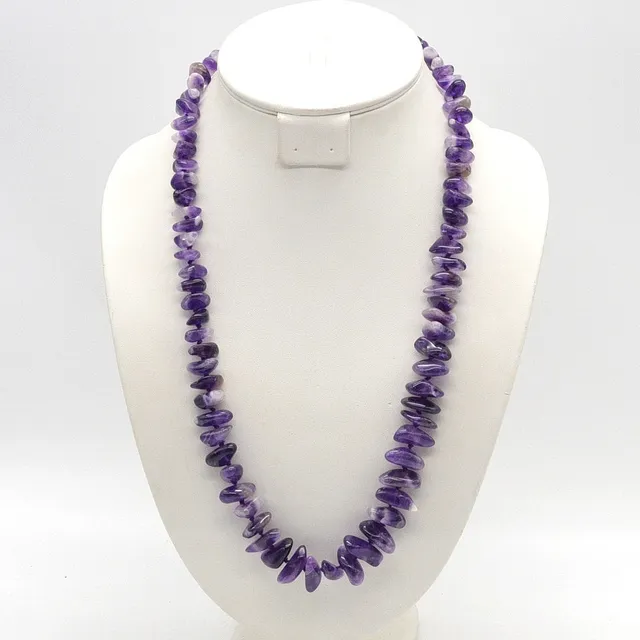 EDELSTEINCCOLLIER AUS AMETHYST, POLIERTE OBERFLÄCHE, EINZELN GEKNÜPFT, GRÖSSE NACH ANGEORDNET, VERGOLDETER VERSCHLUSS, VINTAGE, CA. 62 CM.
