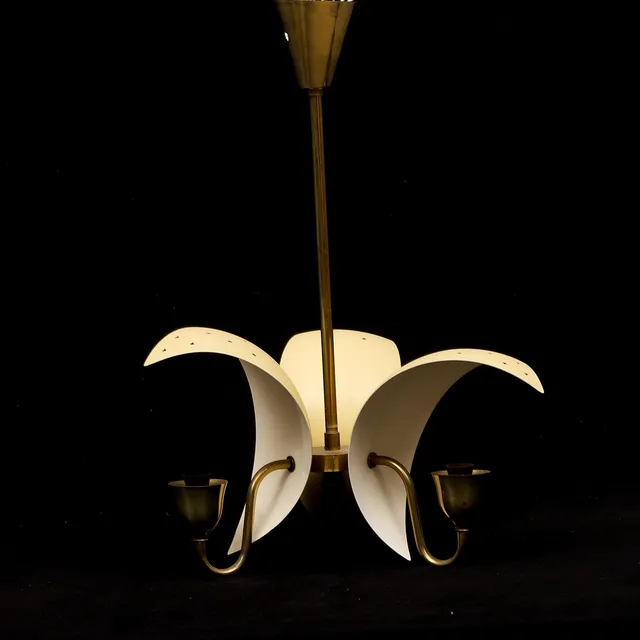 BENT KARLBY (1912–1998). Trearmad taklampa i mässing och lackerad metall med perforeringar, Fog & Mørup, Danmark, 1950-tal.