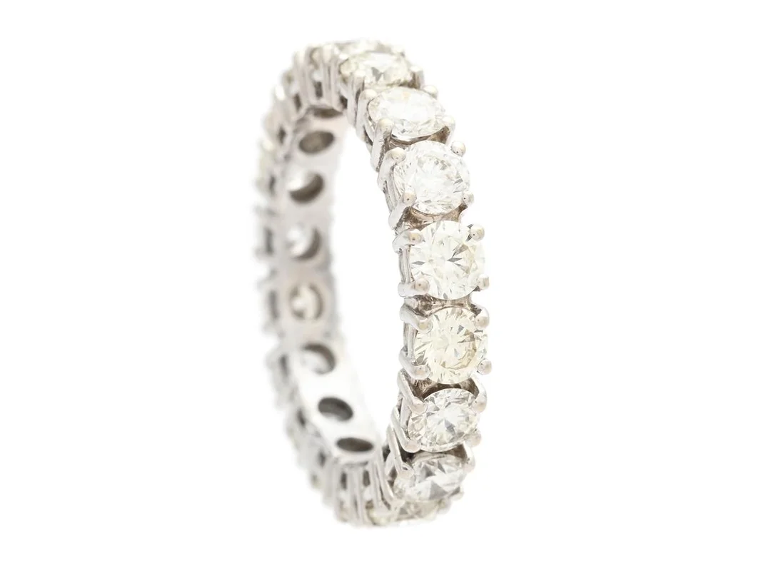 HELALLIANSRING, 18K vitguld, 18 briljantslipade diamanter ca 2,70 ctv, ca TW-Cr/VS-SI, stl 17 mm, vikt 3,7 g, några diamanter med nagg på kuletten. — Smycken/Alliansring — Kaplans