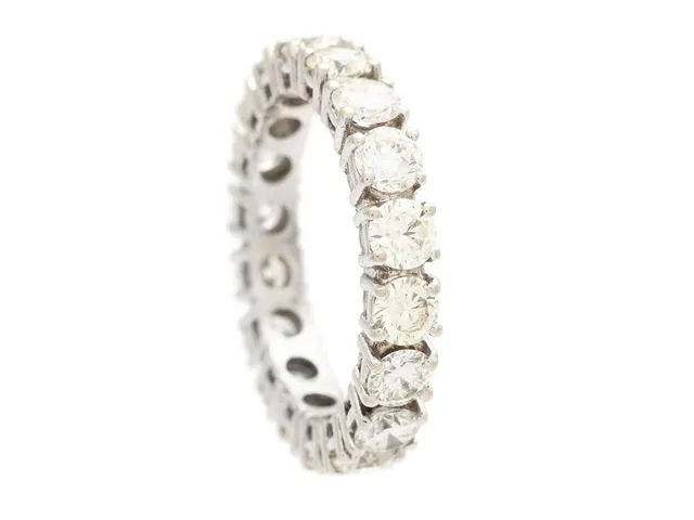 HELALLIANSRING, 18K vitguld, 18 briljantslipade diamanter ca 2,70 ctv, ca TW-Cr/VS-SI, stl 17 mm, vikt 3,7 g, några diamanter med nagg på kuletten.