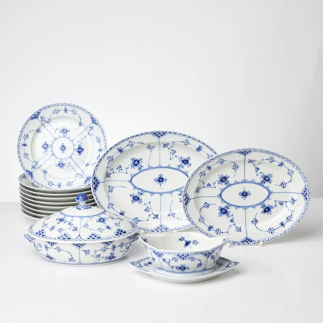 ROYAL COPENHAGEN, "Musselmalet", 13 dlr, porslin, halvblond. — European — Stockholms Auktionsverk Sickla