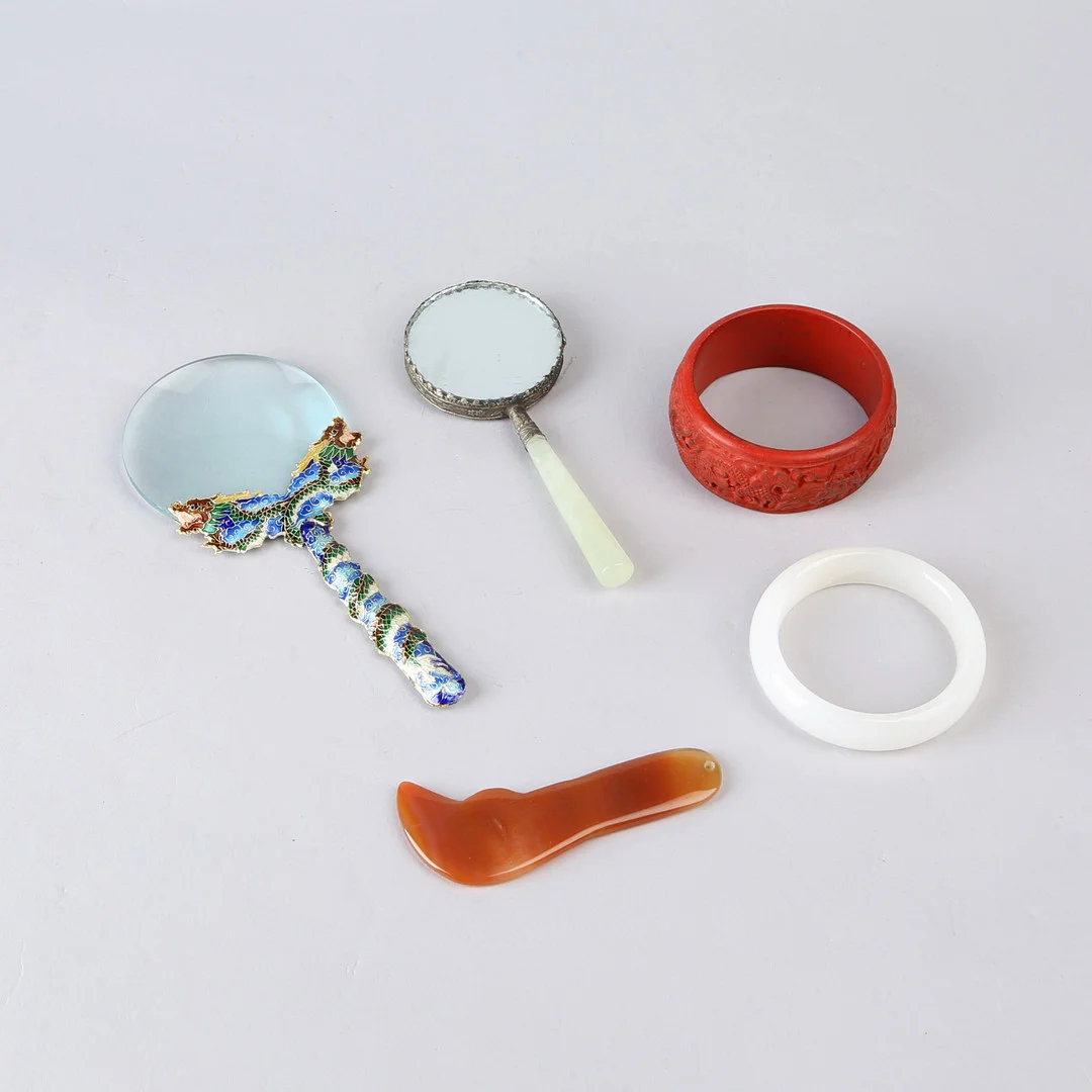 ASIATIKA, 5 delar, armband, 2 st, spegel, förstoringsglas, objekt. Olika material. Kina,1900-tal. — Asiatica — Auktionshuset Kolonn