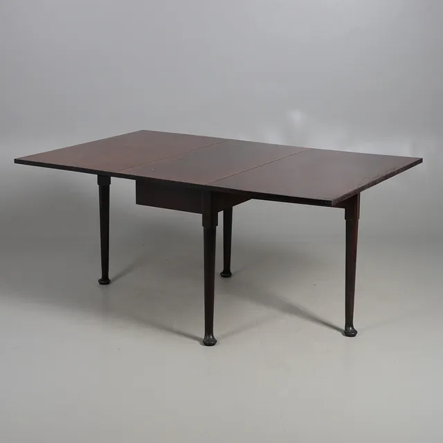 MAHOGANY DROP LEAF DINING TABLE.