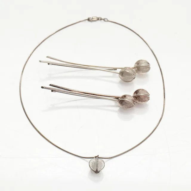 Marja Suna, broscher och hänge, "Lumikukka", silver, Kalevala Koru.